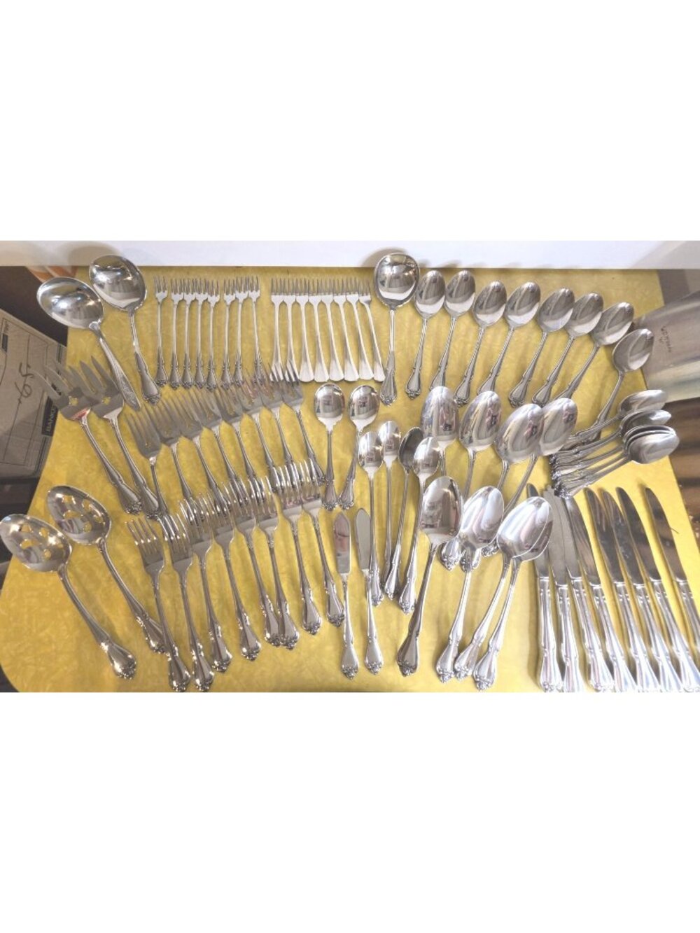 84-Piece Oneida 1881 Rogers Silver-Plated Flatware Set Arbor Rose Collection Hea